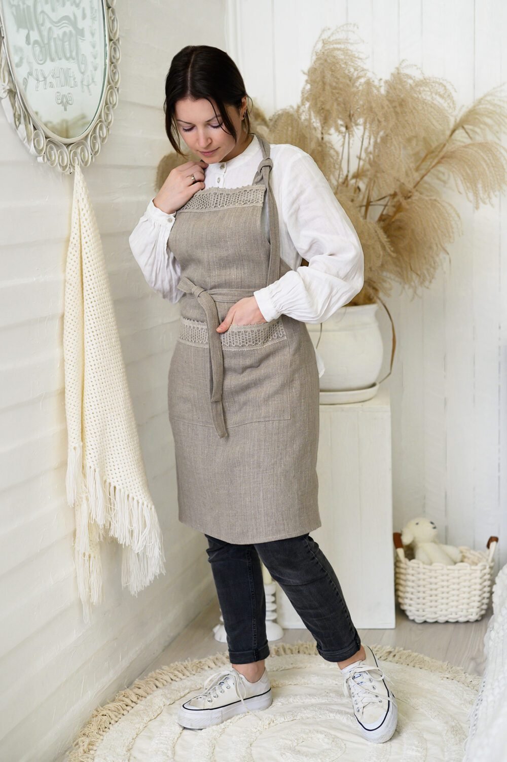 Rough linen apron with lace