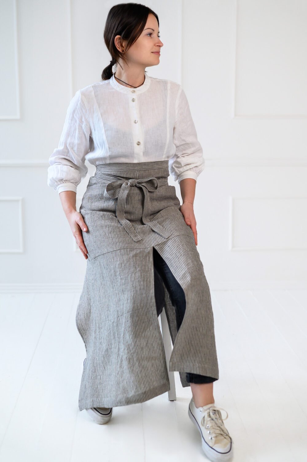 Split leg linen apron