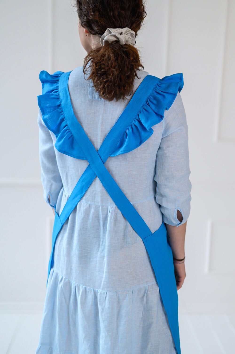 Linen apron with ruffles on shoulders