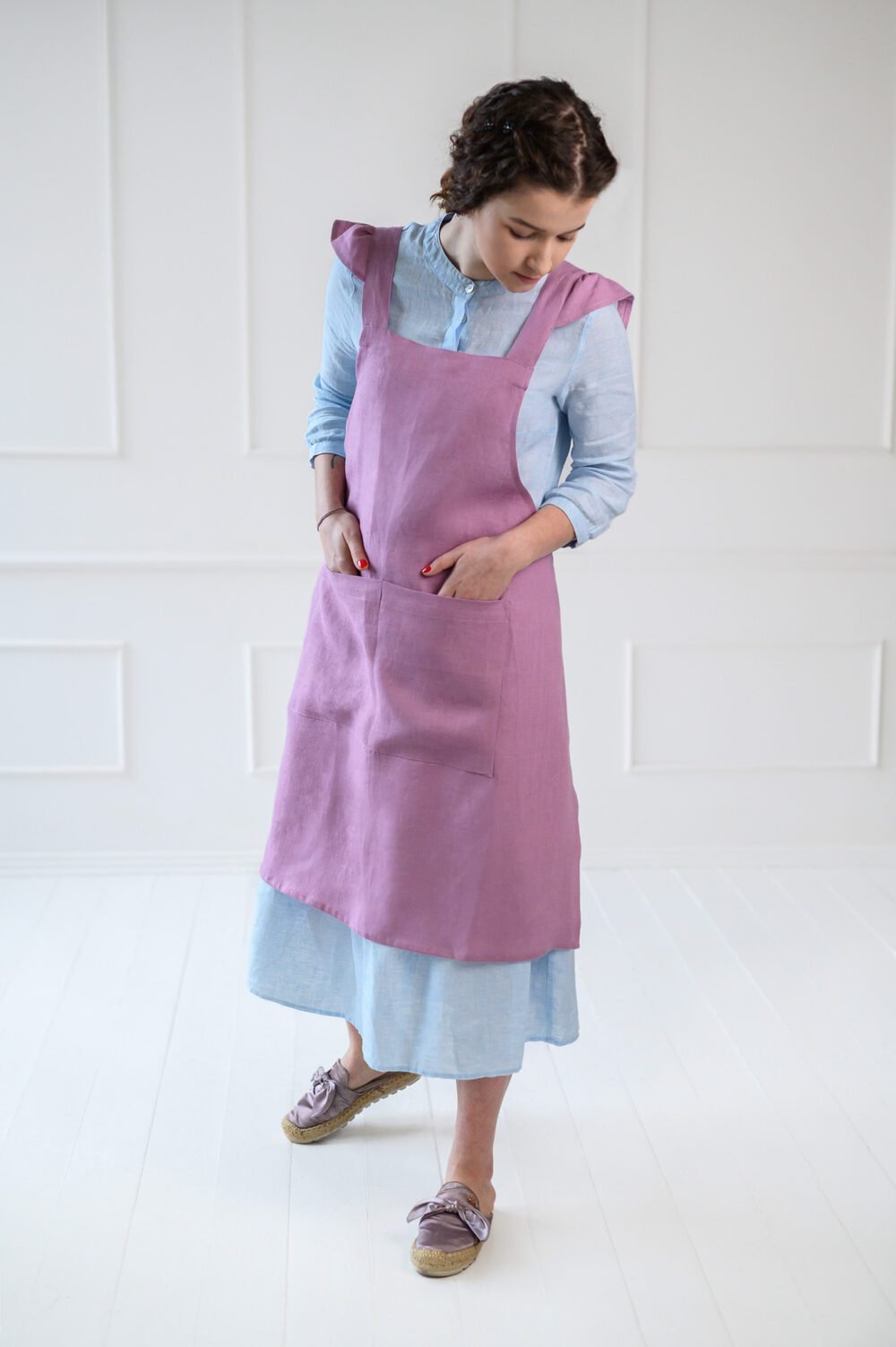 Linen apron with ruffles on shoulders