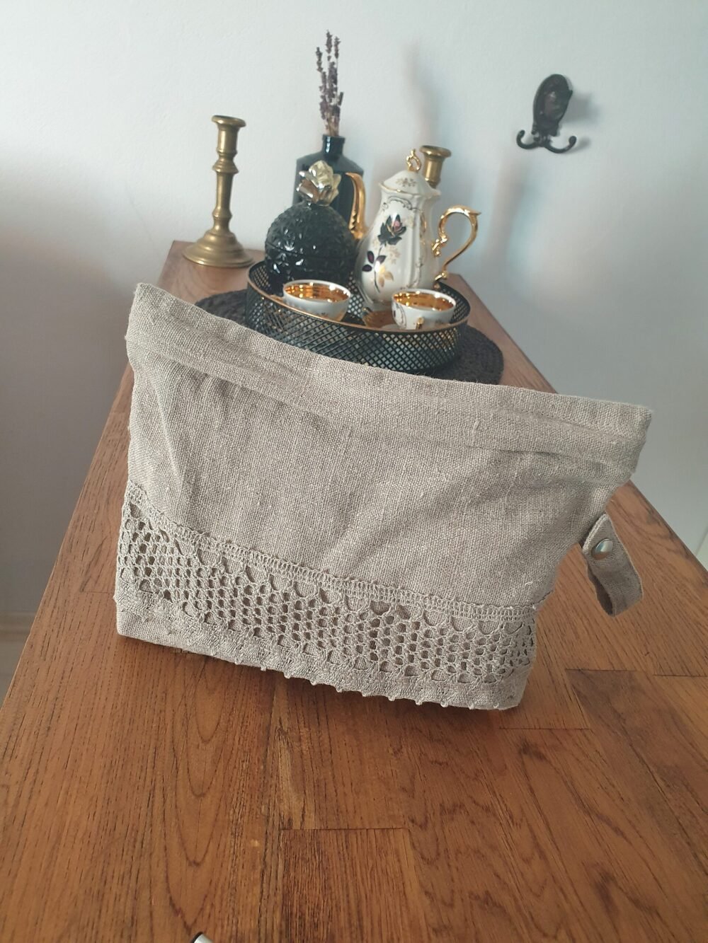 Rough linen cosmetic bag with lace detail