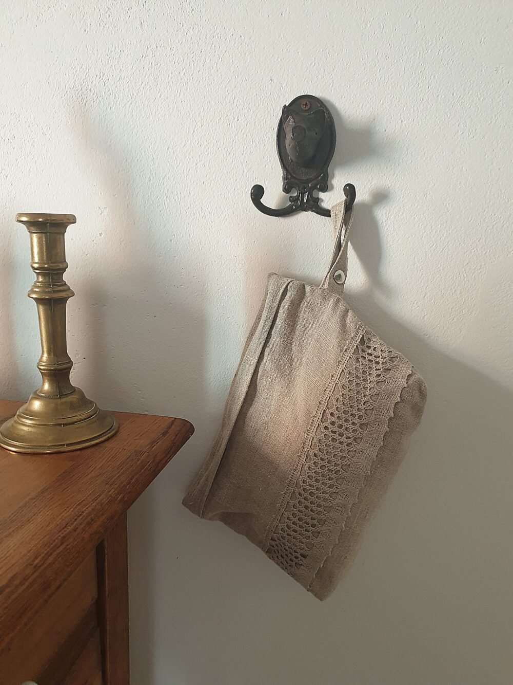 Rough linen cosmetic bag with lace detail