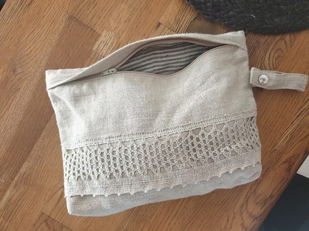 Rough linen cosmetic bag with lace detail