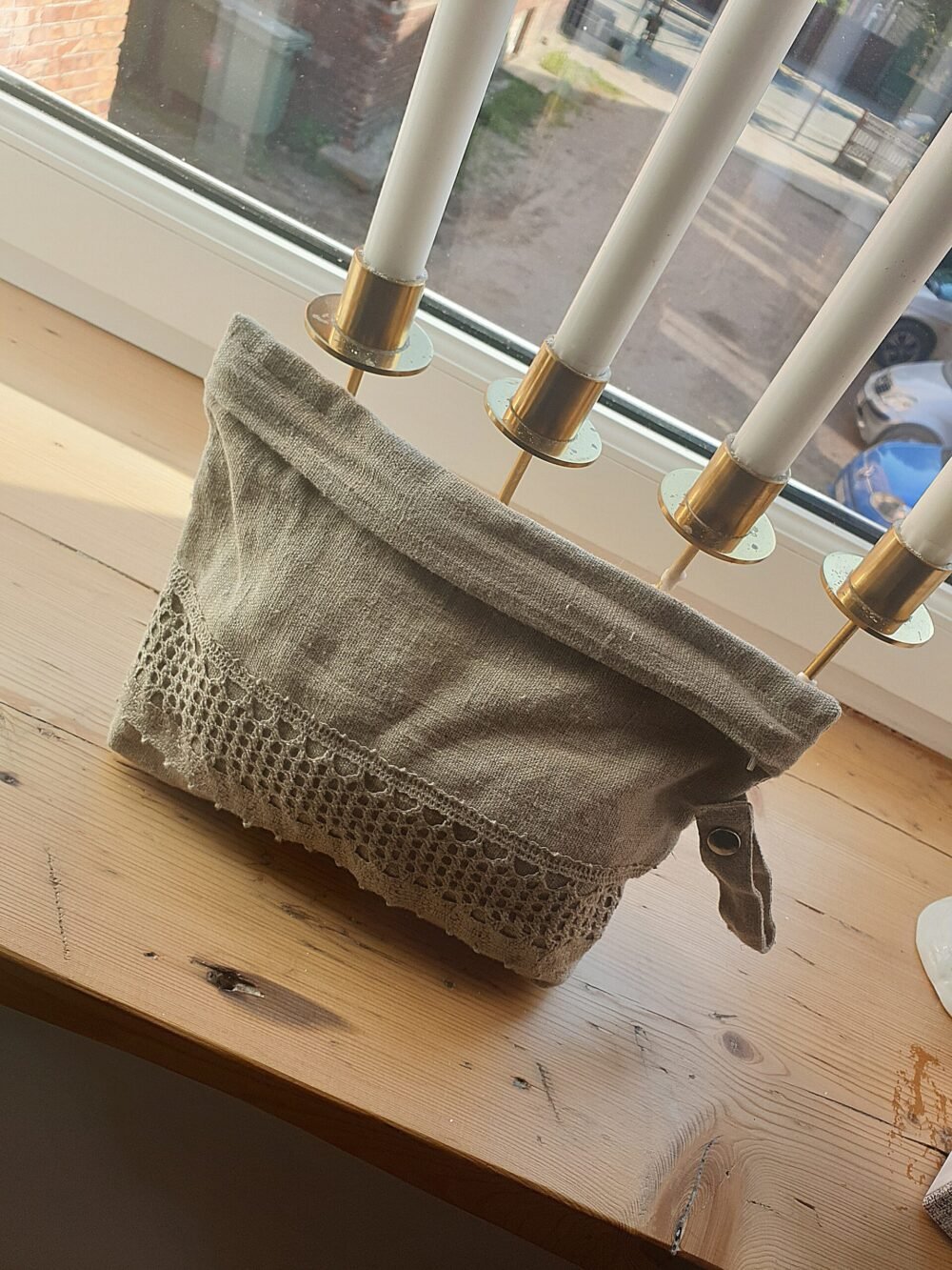 Rough linen cosmetic bag with lace detail