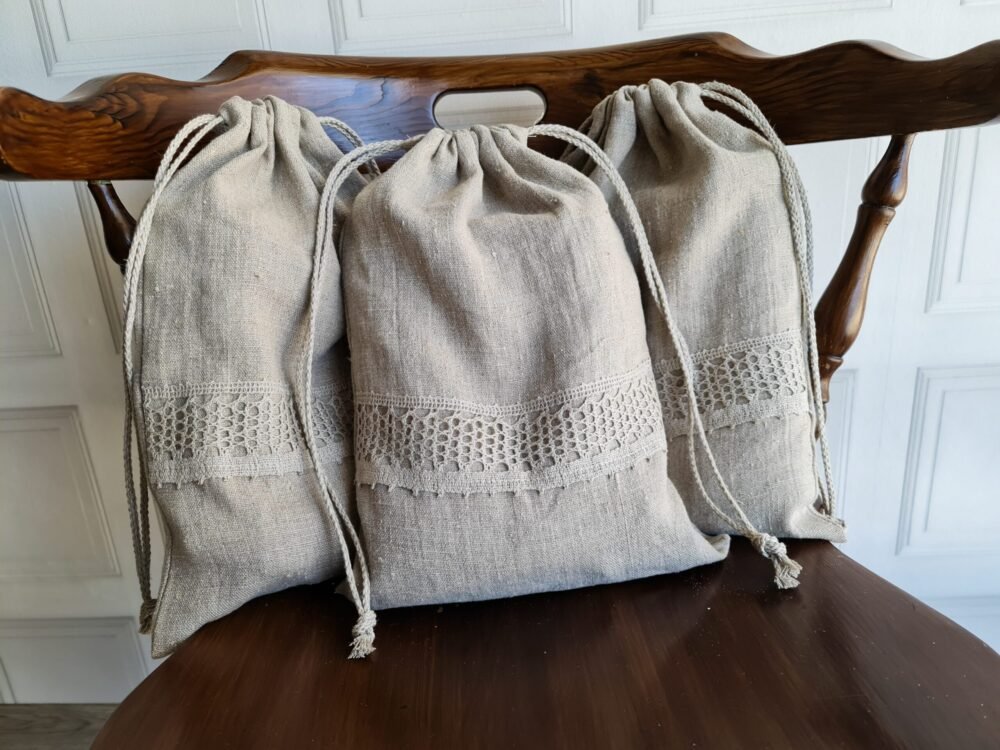 Rough linen bag with lace