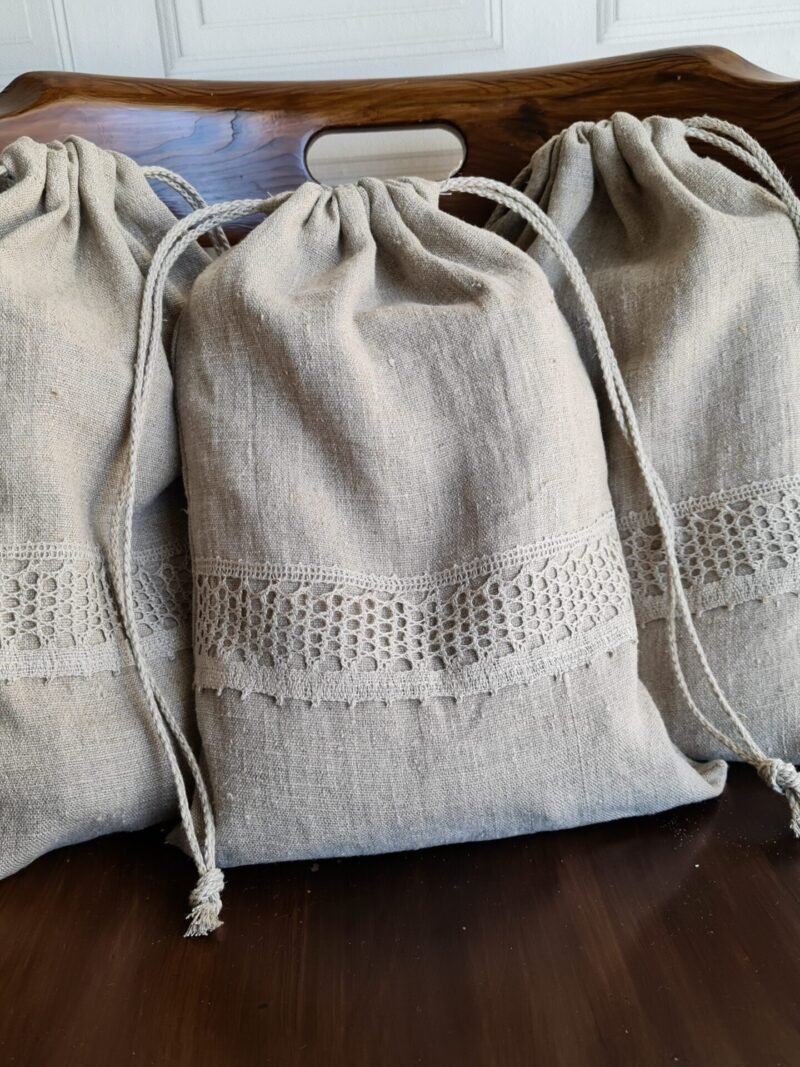 Rough linen bag with lace