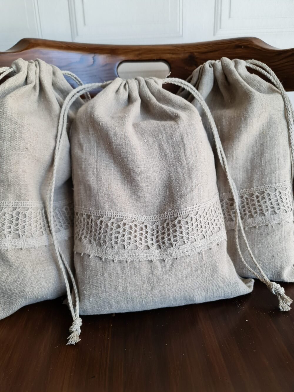 Rough linen bag with lace