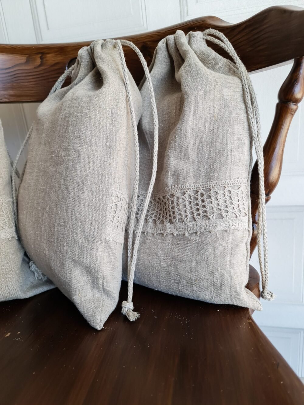 Rough linen bag with lace