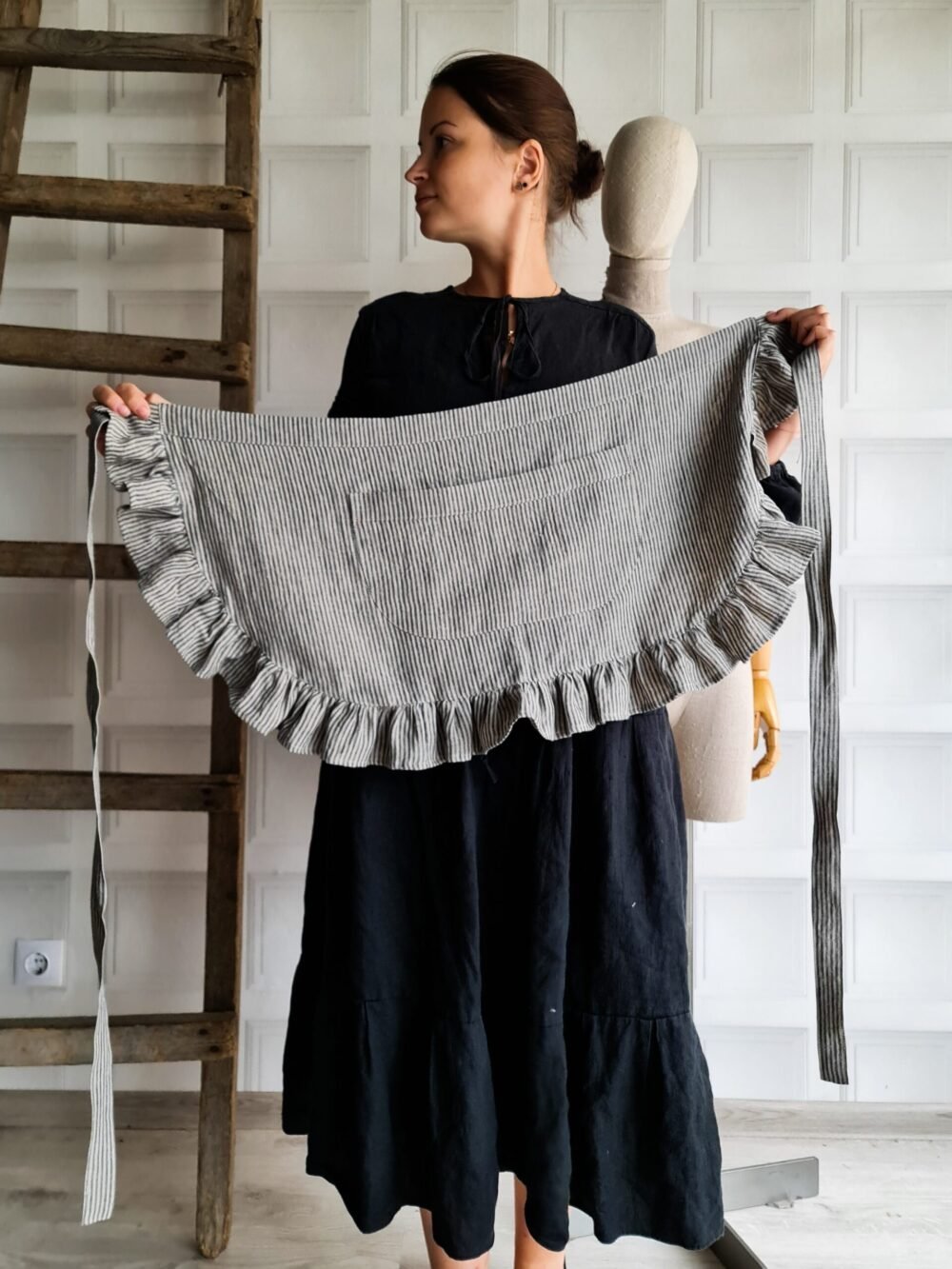 Linen apron with ruffles