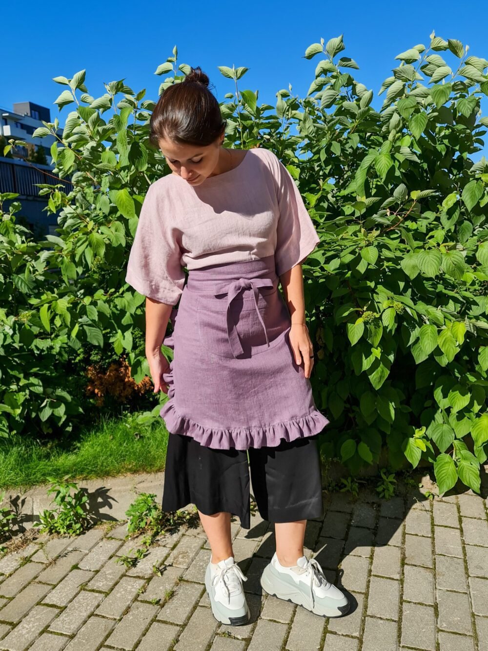 Linen apron with ruffles