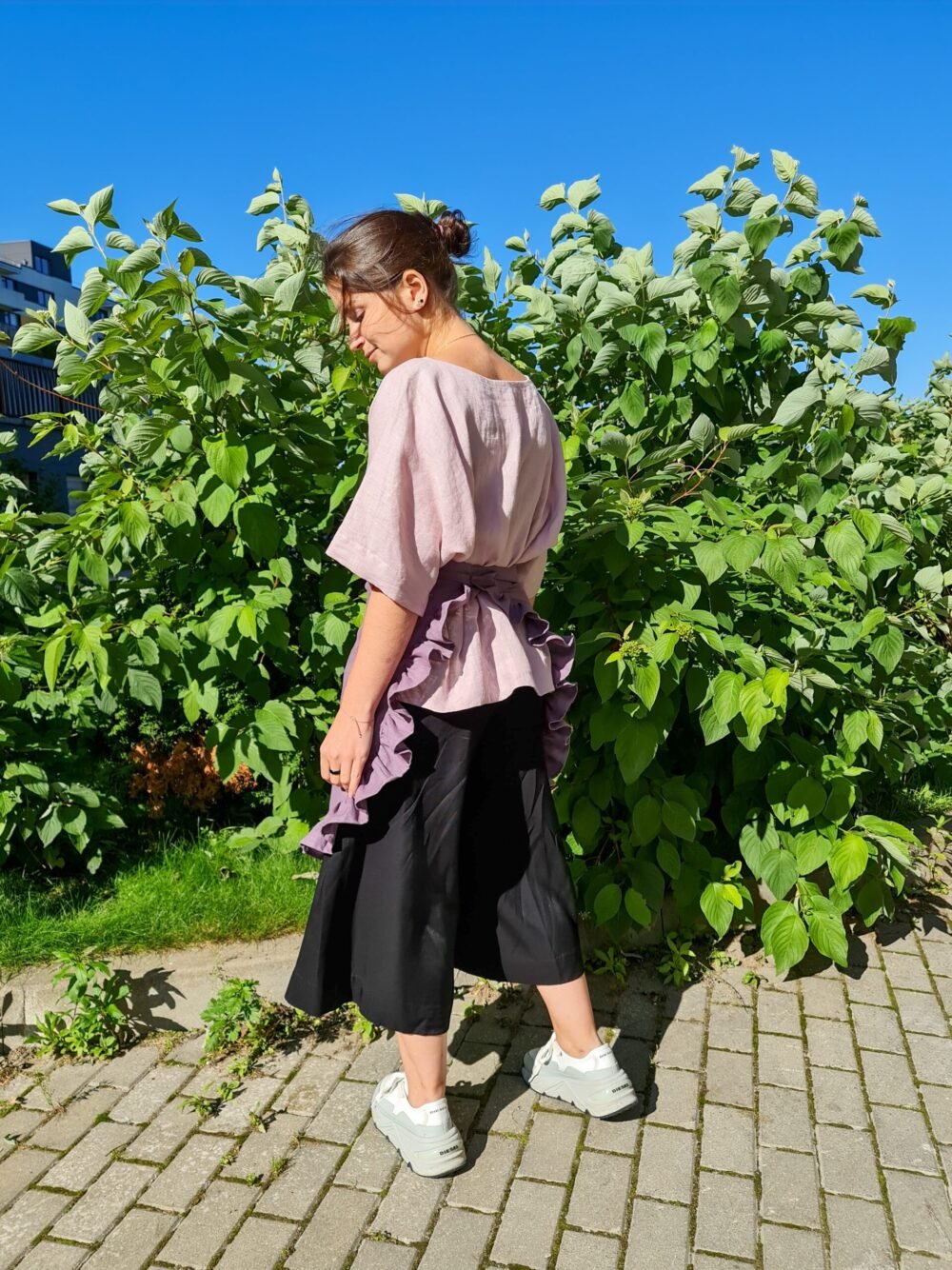 Linen apron with ruffles