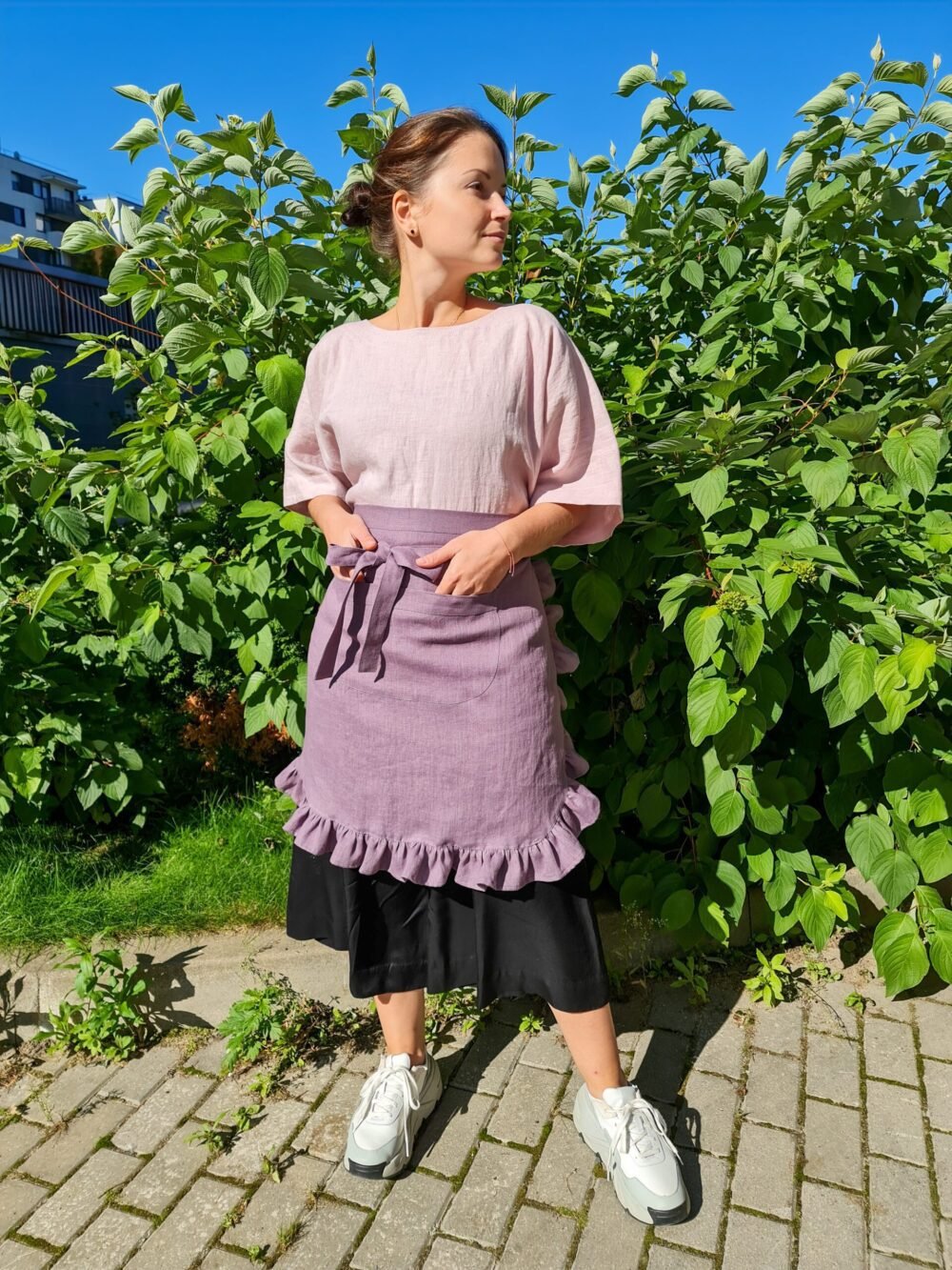Linen apron with ruffles