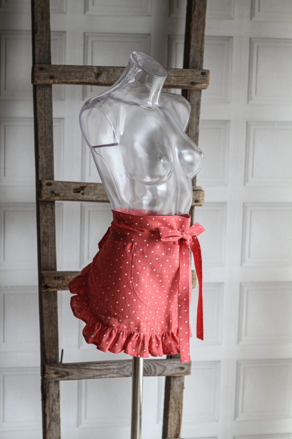 Linen apron with ruffles